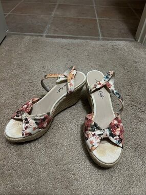 American Eagle women’s strappy wedge sandals floral pattern size 61/2